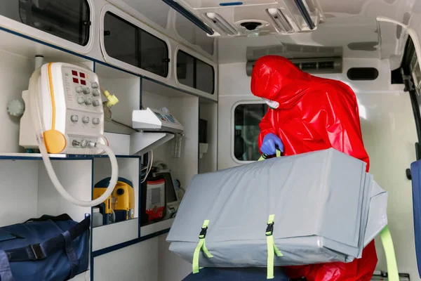 Mannelijke Paramedicus Met Gezichtsmasker Helpt Een Patiënt Met Ademhalingsapparaat Ambulance — Stockfoto