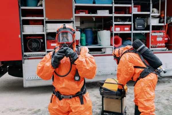 Acil servis arabasındaki bir doktor, yerleşim bölgesinde Coronavirus COVID 19 enfeksiyonu olduğundan şüphelenilen bir hastaya gider.
