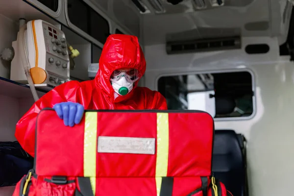 Man Paramedic Med Ansiktsmask Hjälpa Patient Med Respirator Ambulans Pandemi — Stockfoto