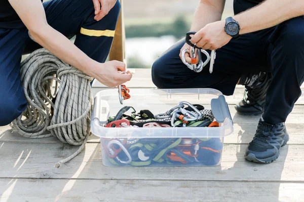 Foto Ravvicinata Delle Mani Uomo Che Aziona Dispositivo Sicurezza Arrampicata — Foto Stock