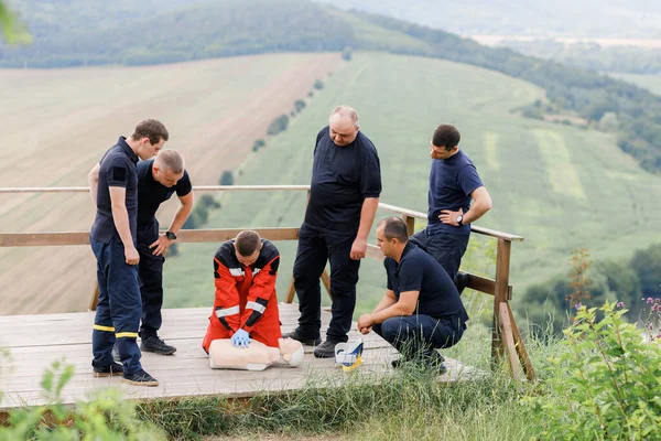 Uomo Mostra Fornitura Pronto Soccorso Nel Processo Educativo — Foto Stock