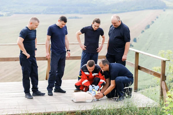 Uomo Mostra Fornitura Pronto Soccorso Nel Processo Educativo — Foto Stock