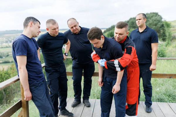 Мужчина Показывает Оказание Первой Помощи Учебном Процессе — стоковое фото