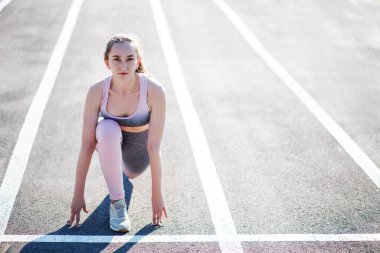 Sıska genç kız antrenmandan önce ısınıyor.