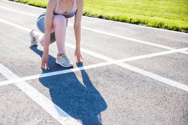 Sıska genç kız antrenmandan önce ısınıyor.