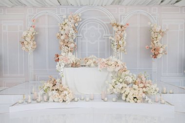 Gelinler için güzel dekore edilmiş bir masa..