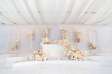 Gelinler için güzel dekore edilmiş bir masa..