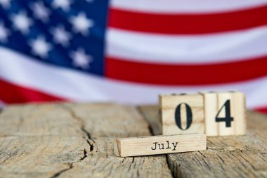 Amerikan bayrağının arka planında tarihi olan ahşap takvim. Amerika 'nın ulusal bayramlarının tarihlerini ücretsiz metin alanı ile yazmak için şablon.