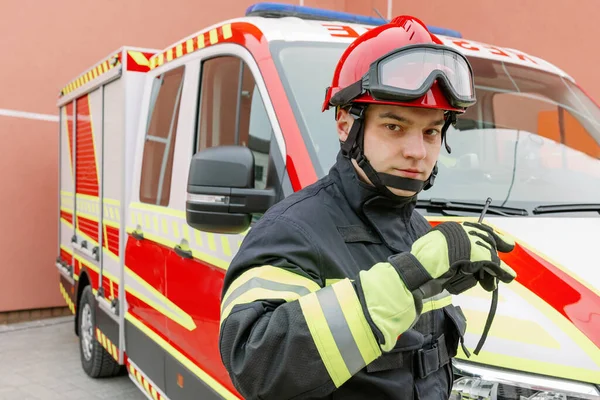 Uomo Fisico Forte Uniforme Casco Sta Vicino Veicolo Soccorso Uomo — Foto Stock