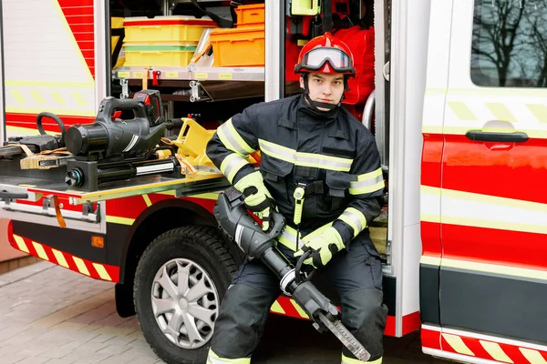 Uomo Fisico Forte Uniforme Casco Sta Vicino Veicolo Soccorso Uomo — Foto Stock