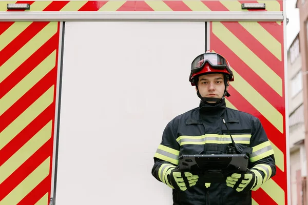 Uomo Fisico Forte Uniforme Casco Sta Vicino Veicolo Soccorso — Foto Stock