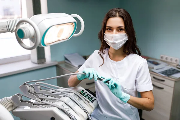Junge Zahnärztin Weißen Kittel Arbeitsplatz — Stockfoto