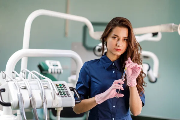 Läkare Eller Tandläkare Närbild Porträtt Sjukhus Eller Klinik Hålla Spruta — Stockfoto