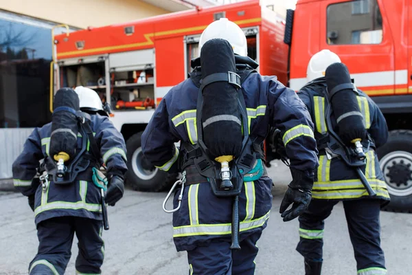 Porträtt Brandman Uniform Framför Brandbil Och Brandman Team — Stockfoto