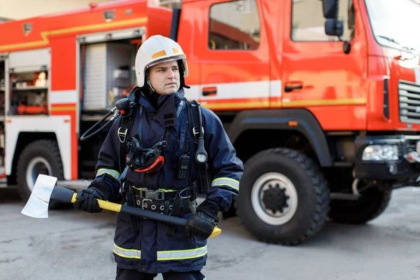 Портрет Серьезного Уверенного Кавказского Пожарного Стоящего Держащего Молоток Специальной Защитной — стоковое фото