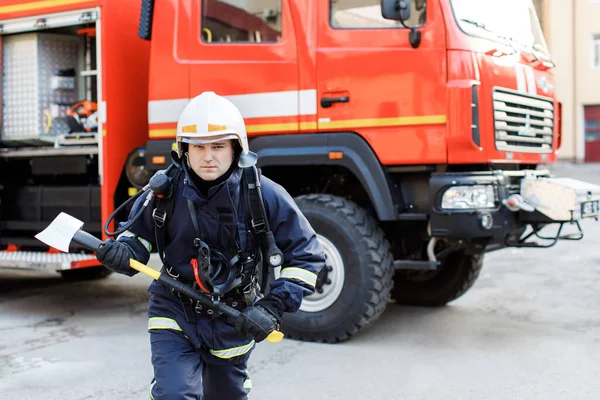 Ritratto Pompiere Caucasico Serio Sicuro Piedi Che Tiene Martello Indossando — Foto Stock