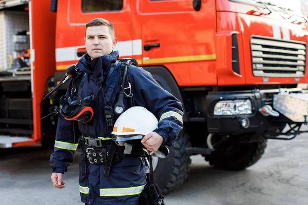原因の肖像消防車の近くの制服やヘルメットで消防士 — ストック写真