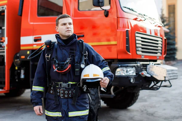 Ritratto Vigile Del Fuoco Caucasico Uniforme Casco Vicino Motore Antincendio — Foto Stock