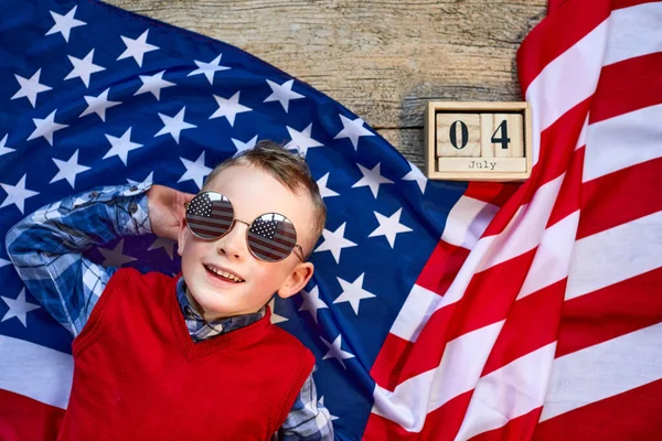 Милий Веселий Хлопець Лежить Дерев Яному Фоні Поруч Американським Прапором — стокове фото