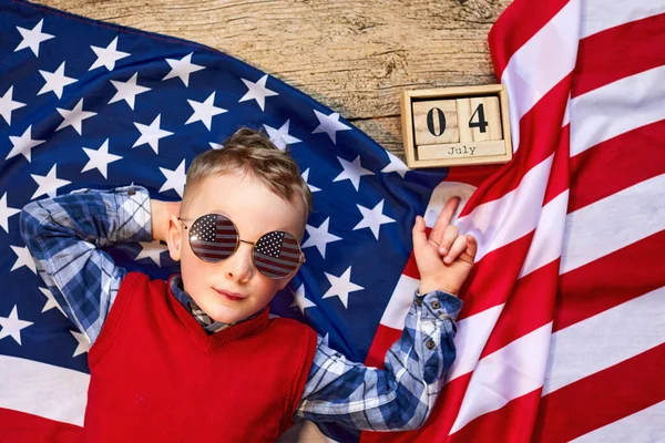Милий Веселий Хлопець Лежить Дерев Яному Фоні Поруч Американським Прапором — стокове фото