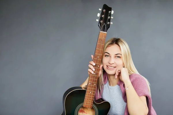 Bonheur Jeune Femme Jouer Musique Avec Guitare Acoustique Sur Fond — Photo