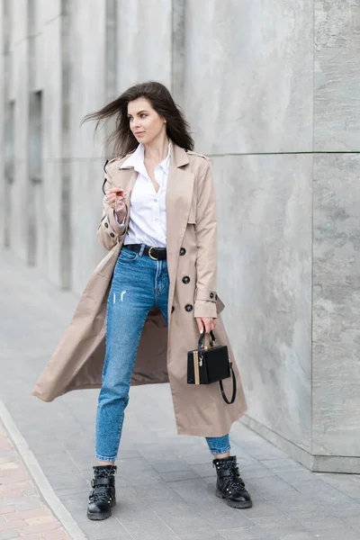 Uma Menina Bonita Nova Uma Capa Chuva Jeans Anda Redor — Fotografia de Stock