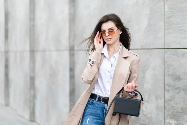 Een Jong Mooi Meisje Een Regenjas Jeans Loopt Door Stad — Stockfoto