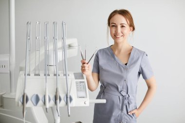 Tıp merkezindeki genç ve güzel bir doktorun görüntüsü.