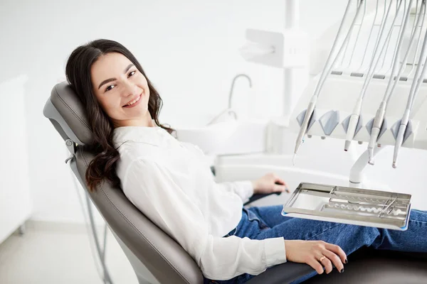 Afbeelding Van Tevreden Jonge Vrouw Zitten Tandartsstoel Bij Medisch Centrum — Stockfoto