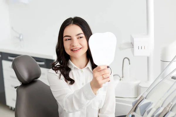 Gelukkig Vrouw Patiënt Controleren Tanden Spiegel — Stockfoto
