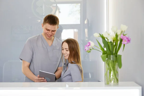 Dentist Dental Nurse Modern Dental Office Using Tablet Wearing Uniform — Stock Photo, Image