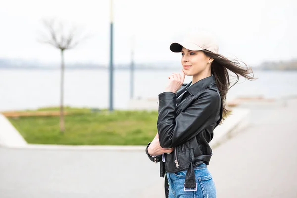 Uma Jovem Menina Bonita Vestida Com Casaco Couro Jeans Passa — Fotografia de Stock