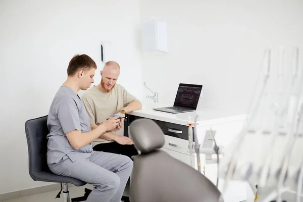 Tandläkare Som Förklarar Detaljerna Dentalt Mögel För Sin Patient — Stockfoto