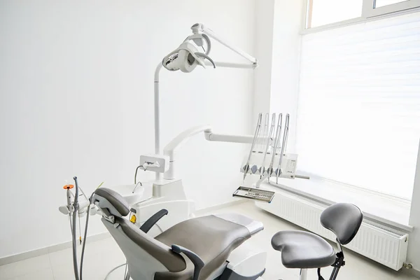 Interior Escritório Dentista Com Cadeira Moderna Equipamento Especial Dentisd — Fotografia de Stock