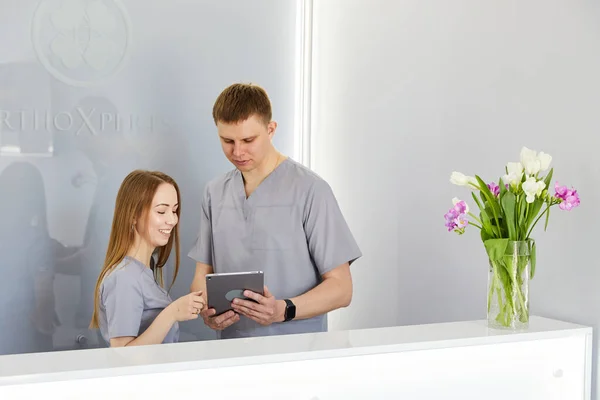 Tandläkare Med Tandsköterska Modern Tandläkarmottagning Med Surfplatta Klädd Uniform Tandreglering — Stockfoto
