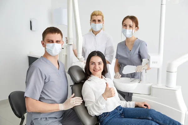Equipe Dentistas Profissionais Uniforme Tirando Fotos Curando Dentes Cliente Durante — Fotografia de Stock