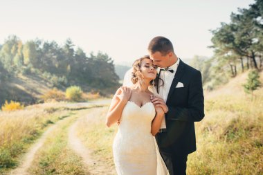 Damat ve gelin bir arada. Düğün çifti.