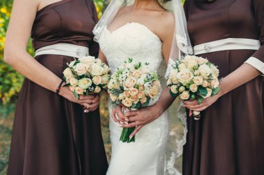 bir ormandaki açık havada güzel gelin