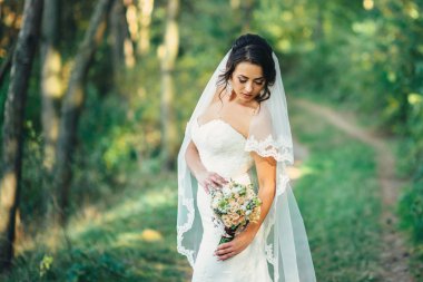 bir ormandaki açık havada güzel gelin