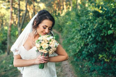 bir ormandaki açık havada güzel gelin