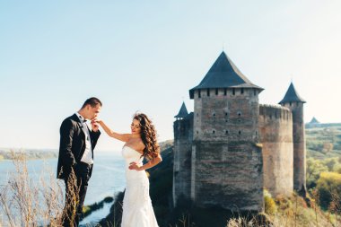 Sadece evli eski kalenin arka plan üzerinde yürümek