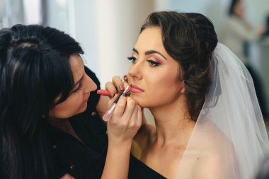 Güzel mutlu gelin düğün br parlak makyaj saç modeli ile