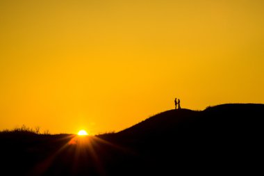 Romantik gelin ve damat gün batımını izlemek