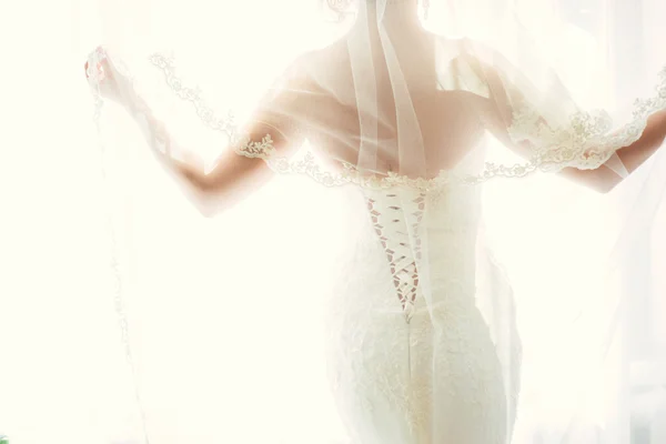 Retrato de la hermosa novia contra una ventana en el interior — Foto de Stock
