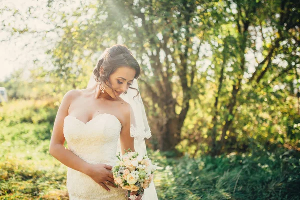 Красивая невеста на открытом воздухе в лесу — стоковое фото