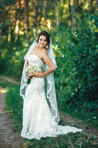 Hermosa novia al aire libre en un bosque — Foto de Stock