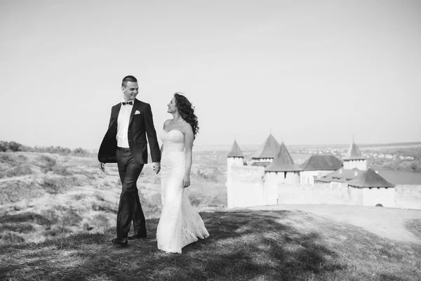 O noivo e a noiva juntos. Casamento casal. — Fotografia de Stock