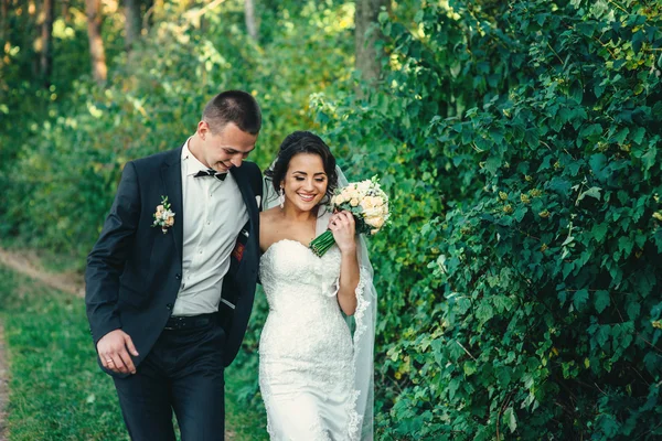 O noivo e a noiva juntos. Casamento casal. — Fotografia de Stock