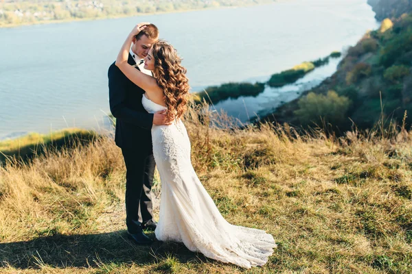 Caminhe acabou de se casar no fundo do velho castelo — Fotografia de Stock