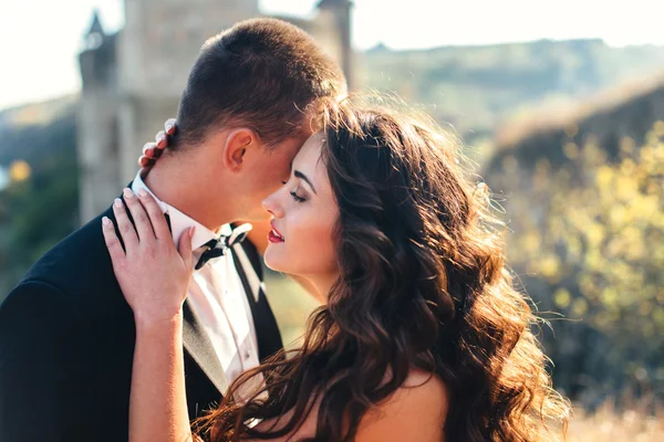 Caminhe acabou de se casar no fundo do velho castelo — Fotografia de Stock